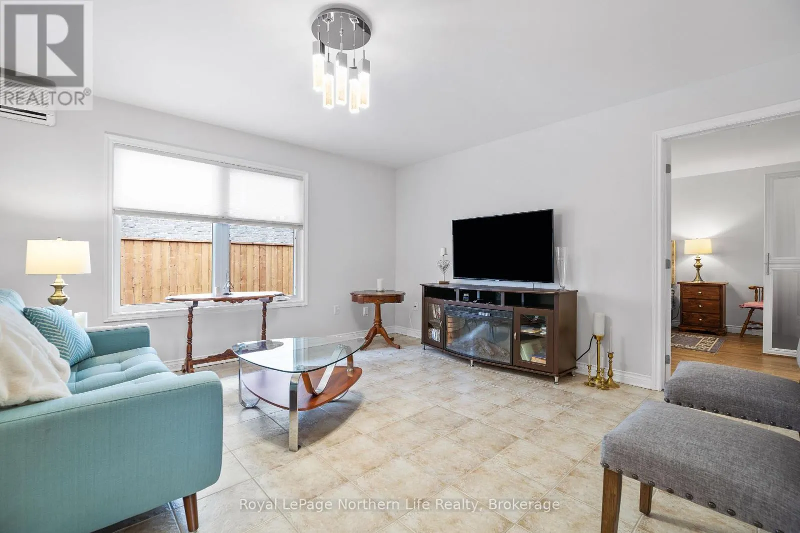 8 - 582 LAKESHORE DRIVE, #8