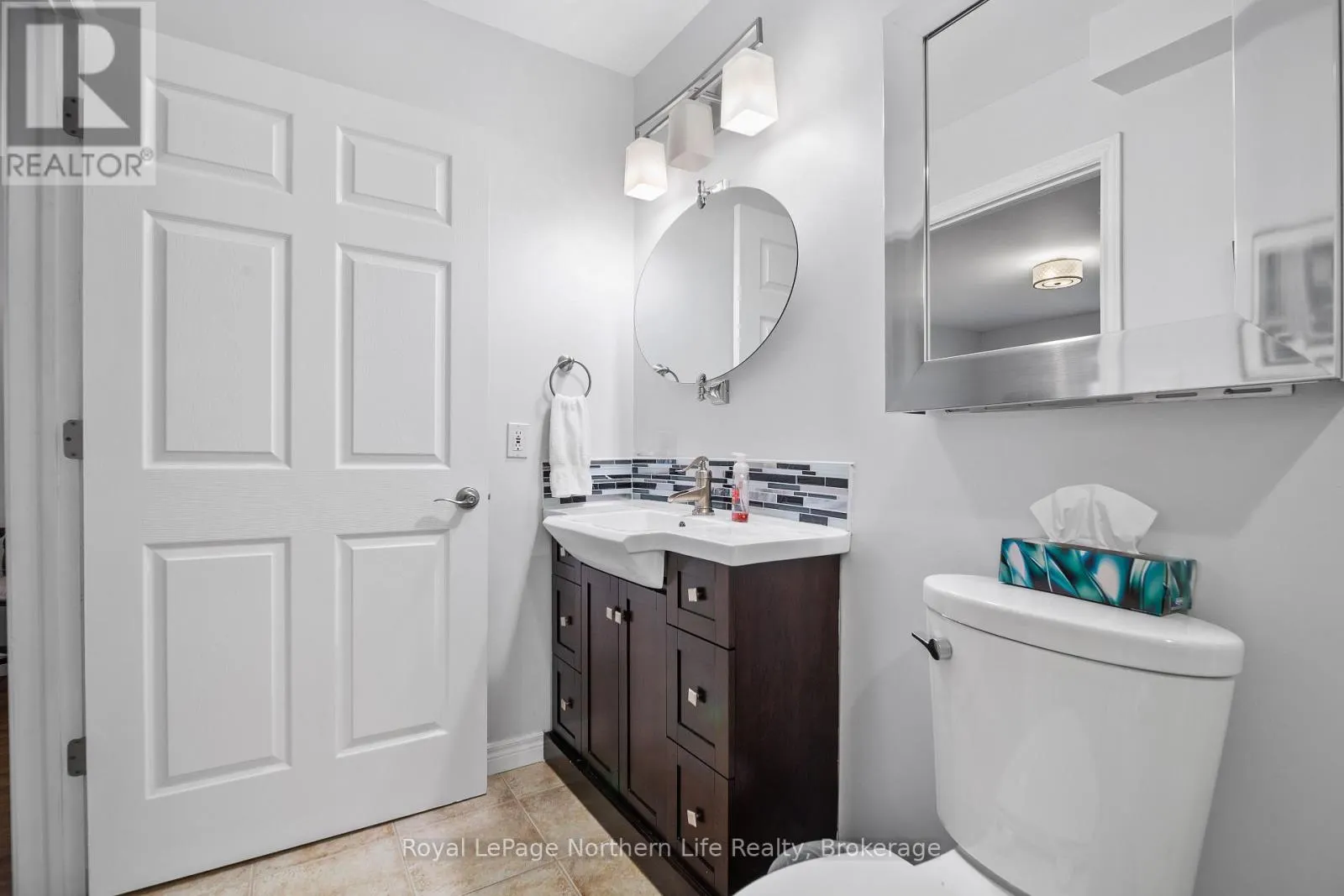 8 - 582 LAKESHORE DRIVE, #8