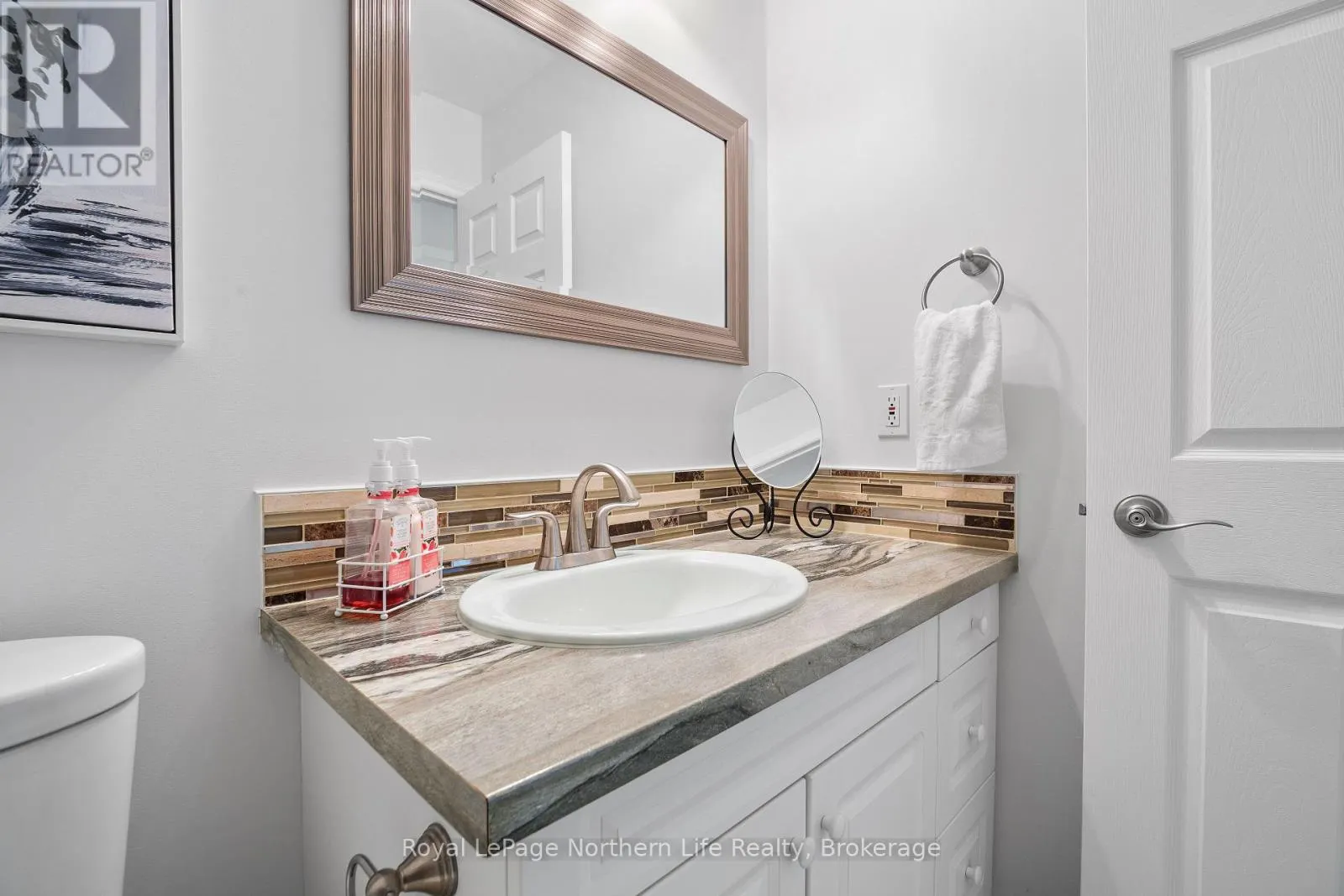 8 - 582 LAKESHORE DRIVE, #8