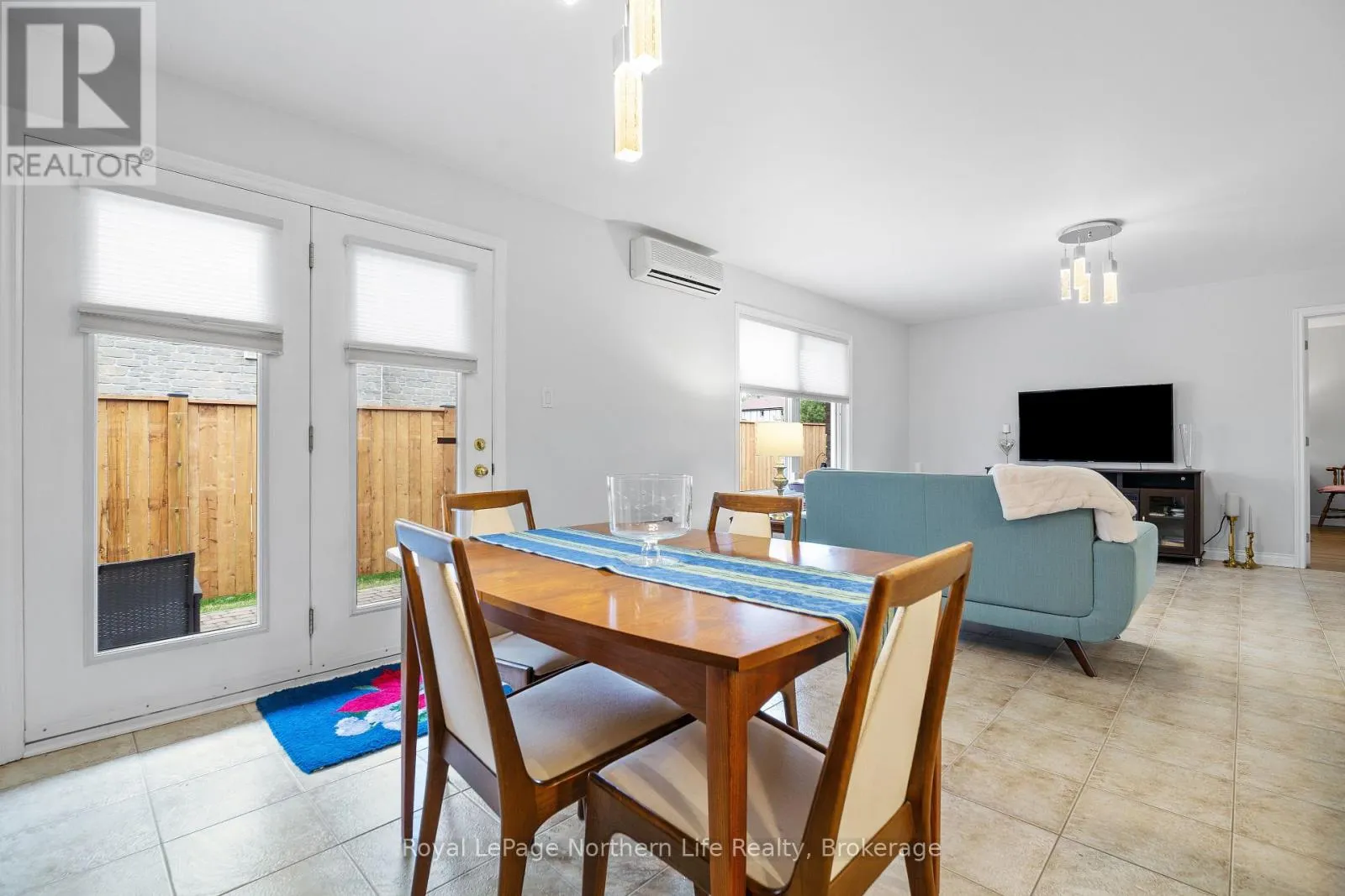 8 - 582 LAKESHORE DRIVE, #8