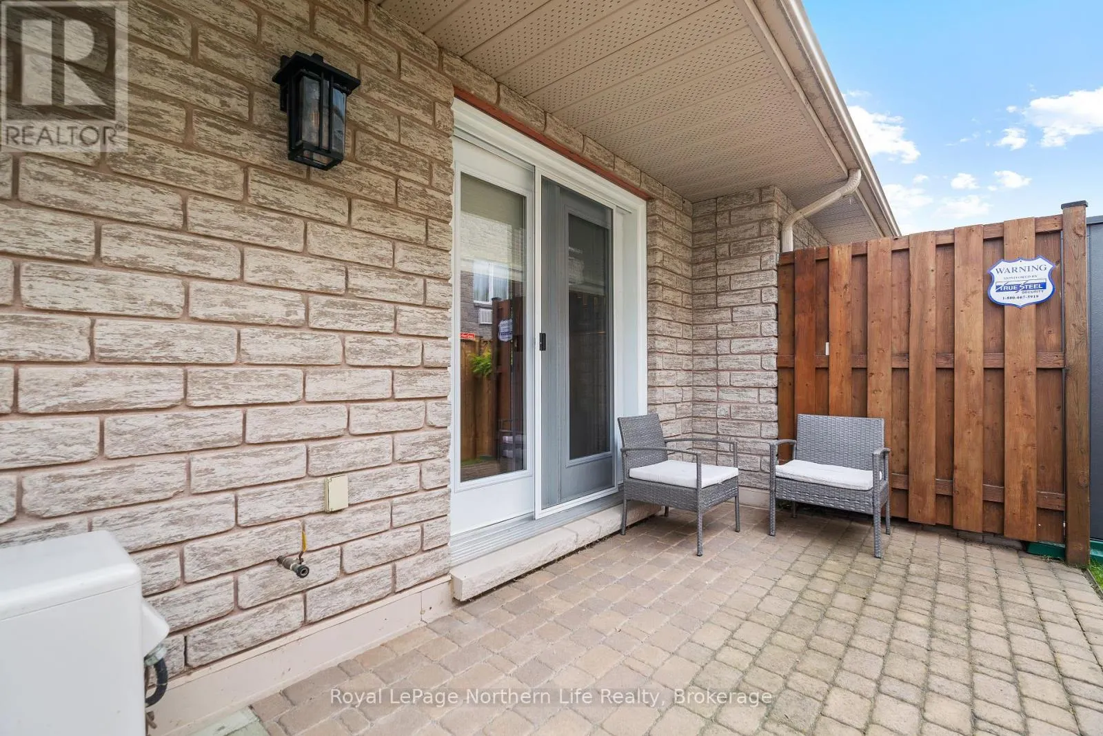 8 - 582 LAKESHORE DRIVE, #8
