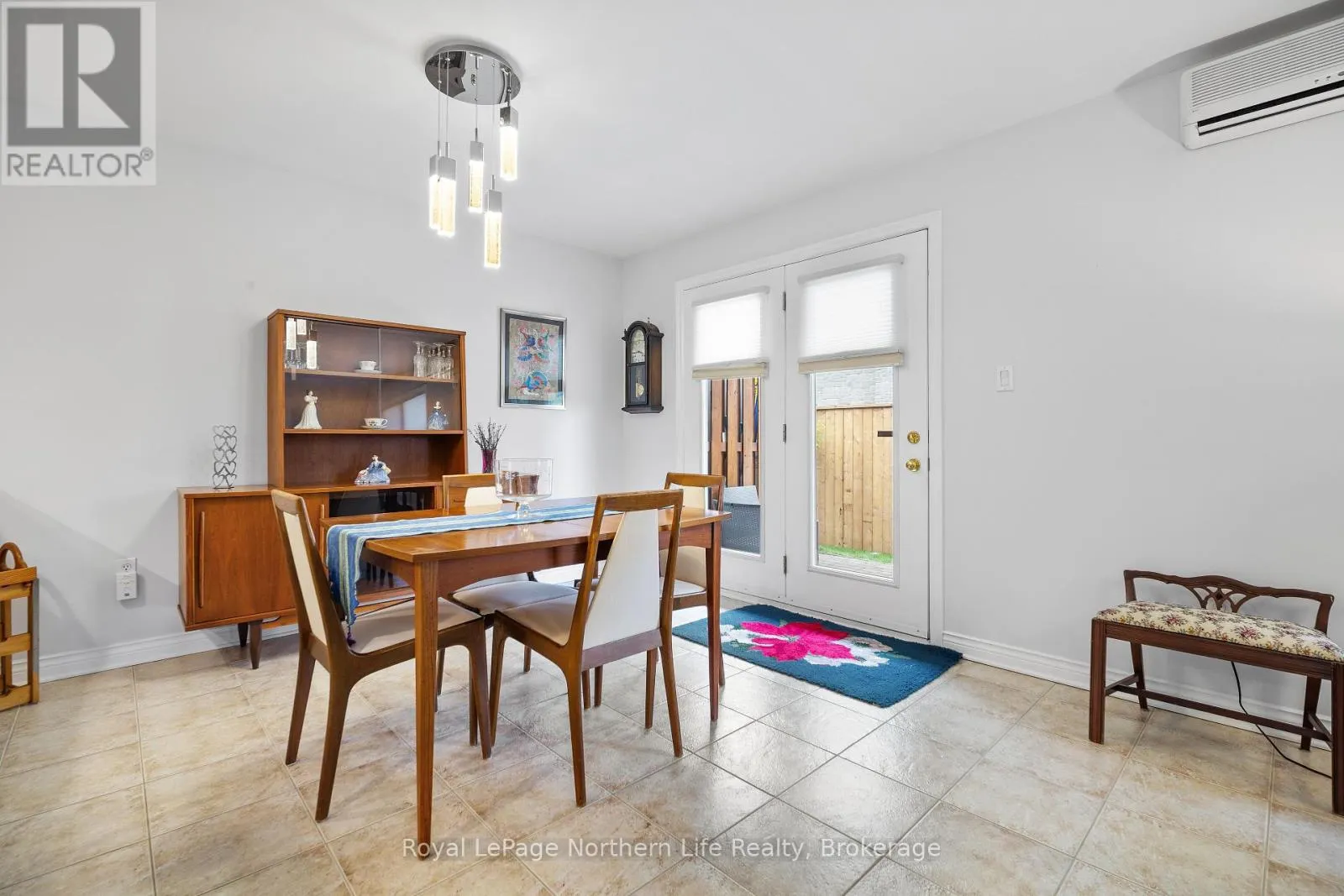 8 - 582 LAKESHORE DRIVE, #8