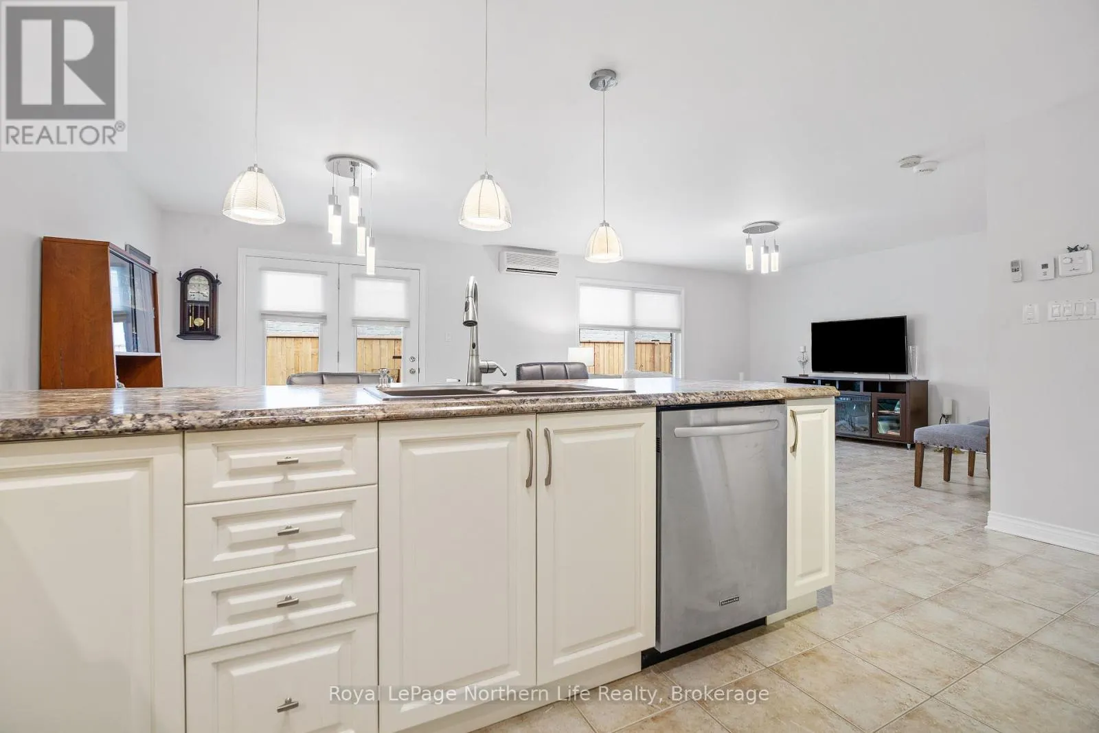 8 - 582 LAKESHORE DRIVE, #8