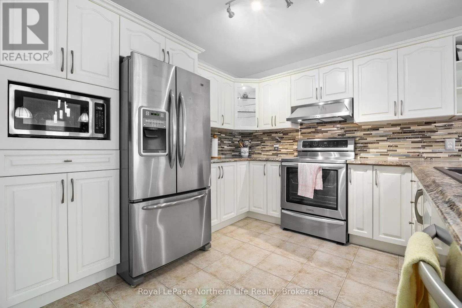 8 - 582 LAKESHORE DRIVE, #8