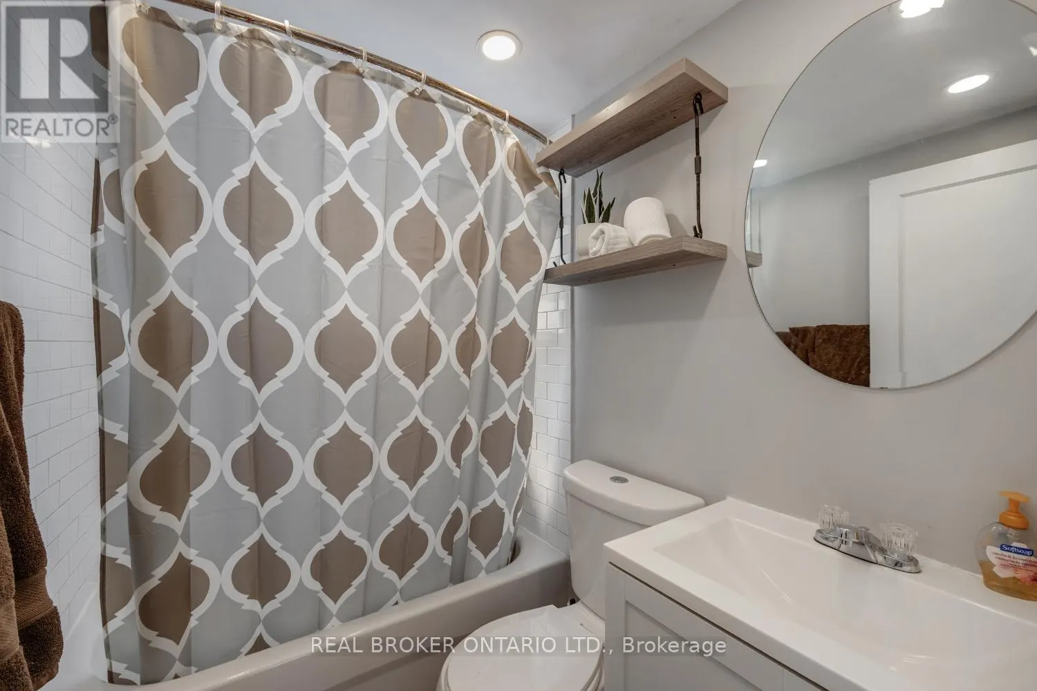 176 LANSDOWNE STREET W
