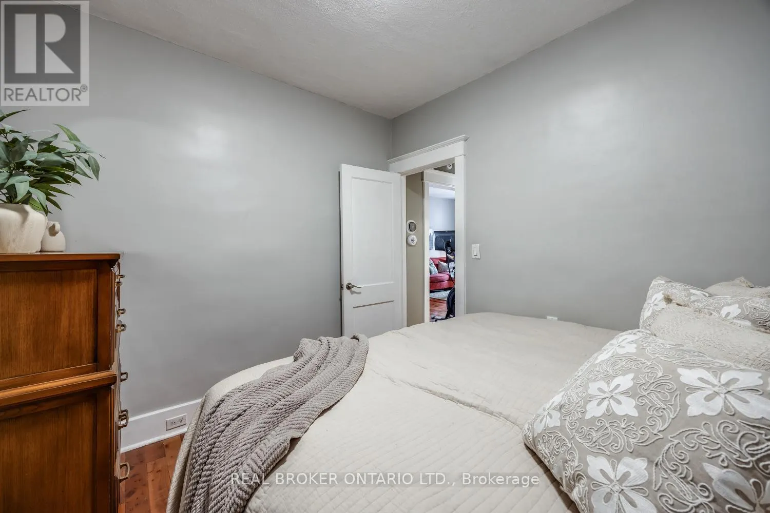 176 LANSDOWNE STREET W