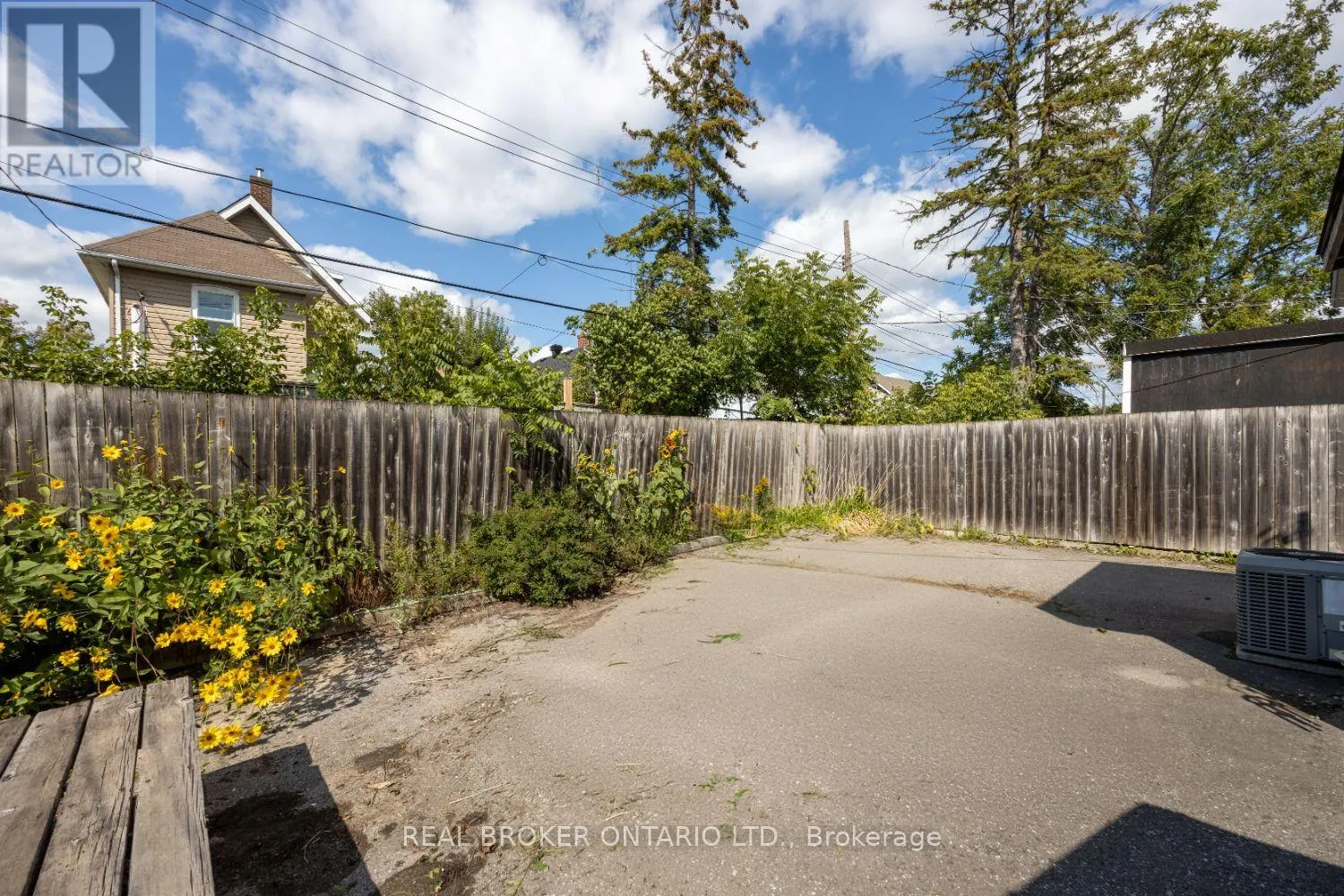 176 LANSDOWNE STREET W