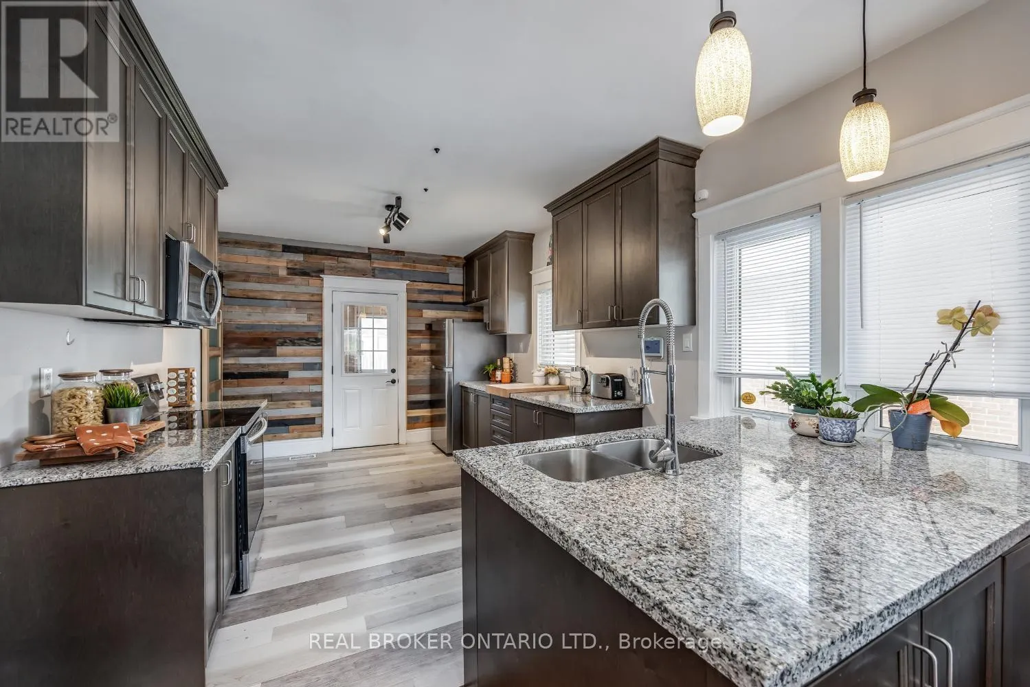 176 LANSDOWNE STREET W