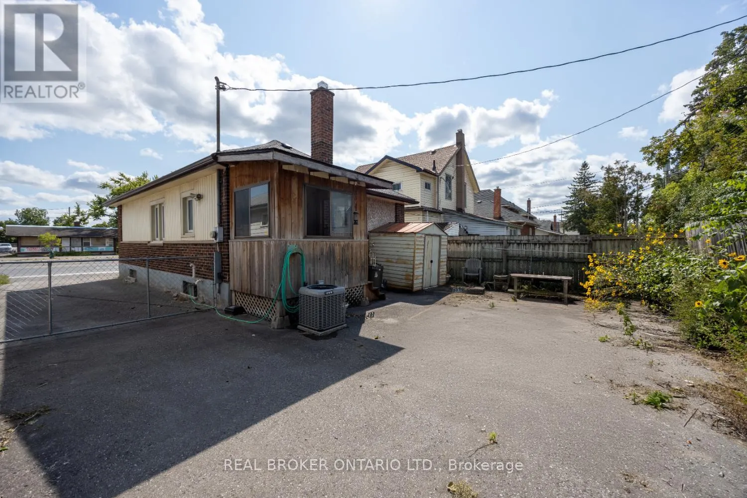 176 LANSDOWNE STREET W