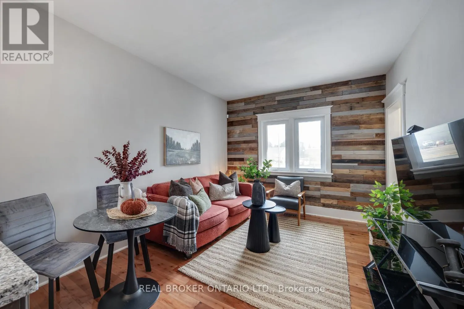 176 LANSDOWNE STREET W