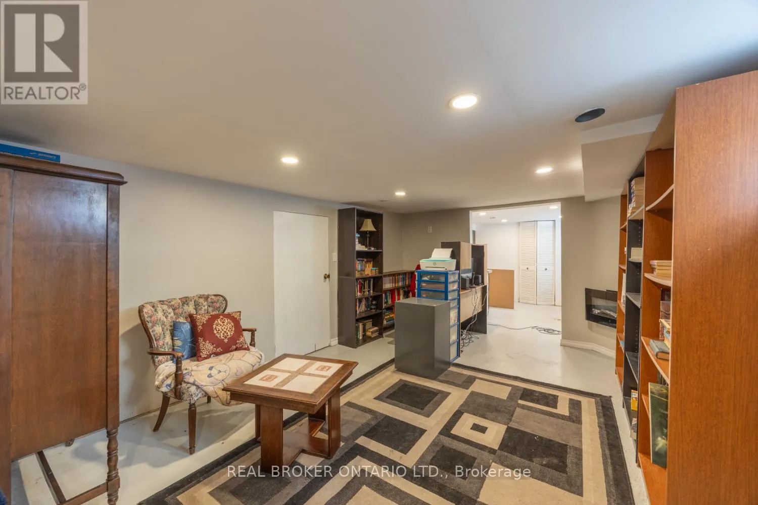 176 LANSDOWNE STREET W