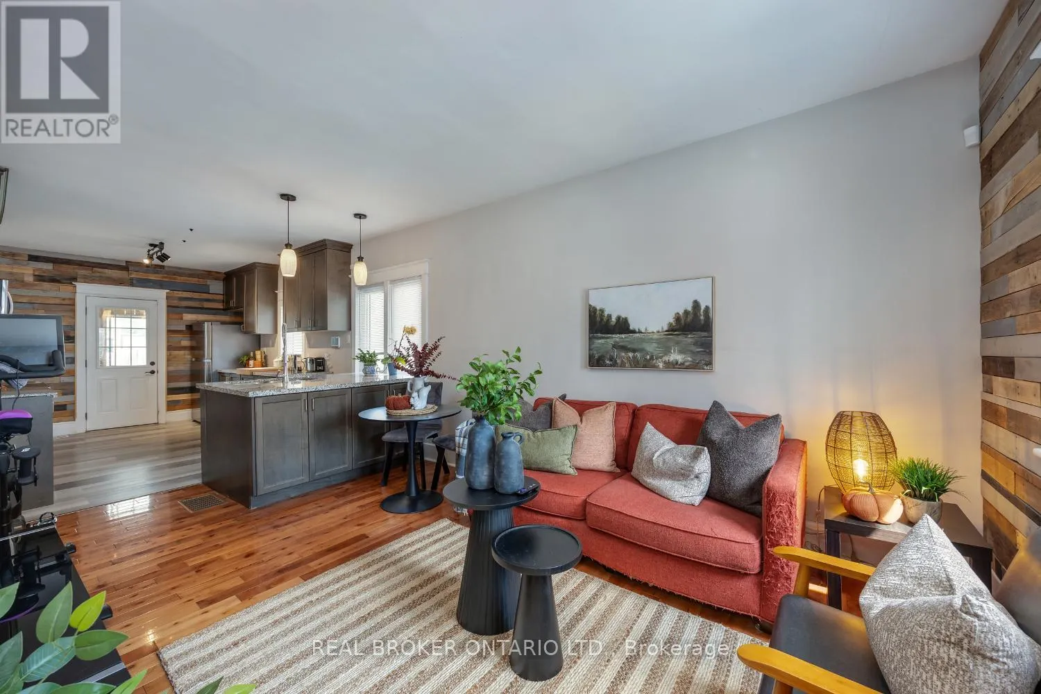 176 LANSDOWNE STREET W