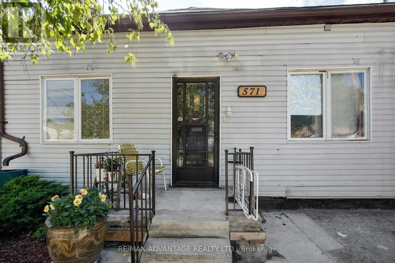 571 ELIZABETH STREET