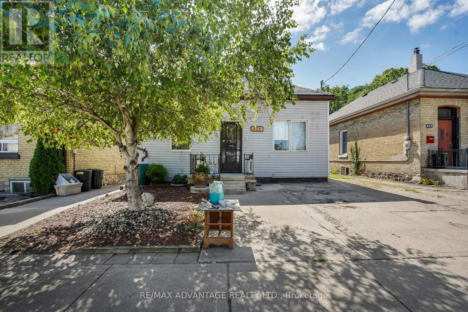 571 ELIZABETH STREET