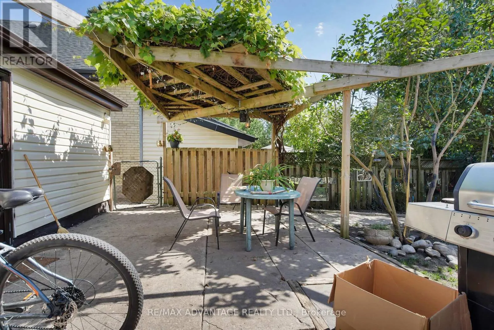 571 ELIZABETH STREET