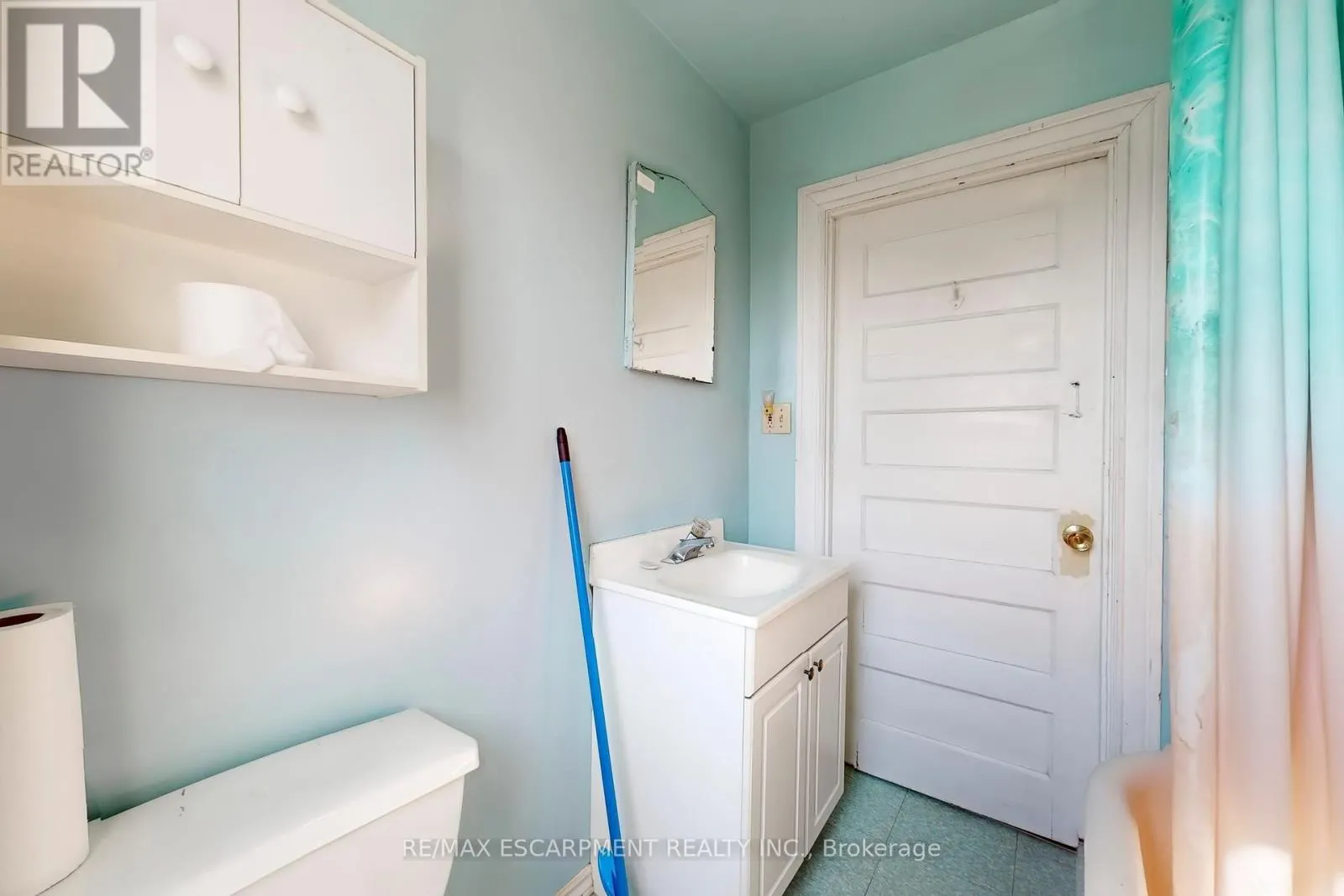 206 LOCKE STREET N