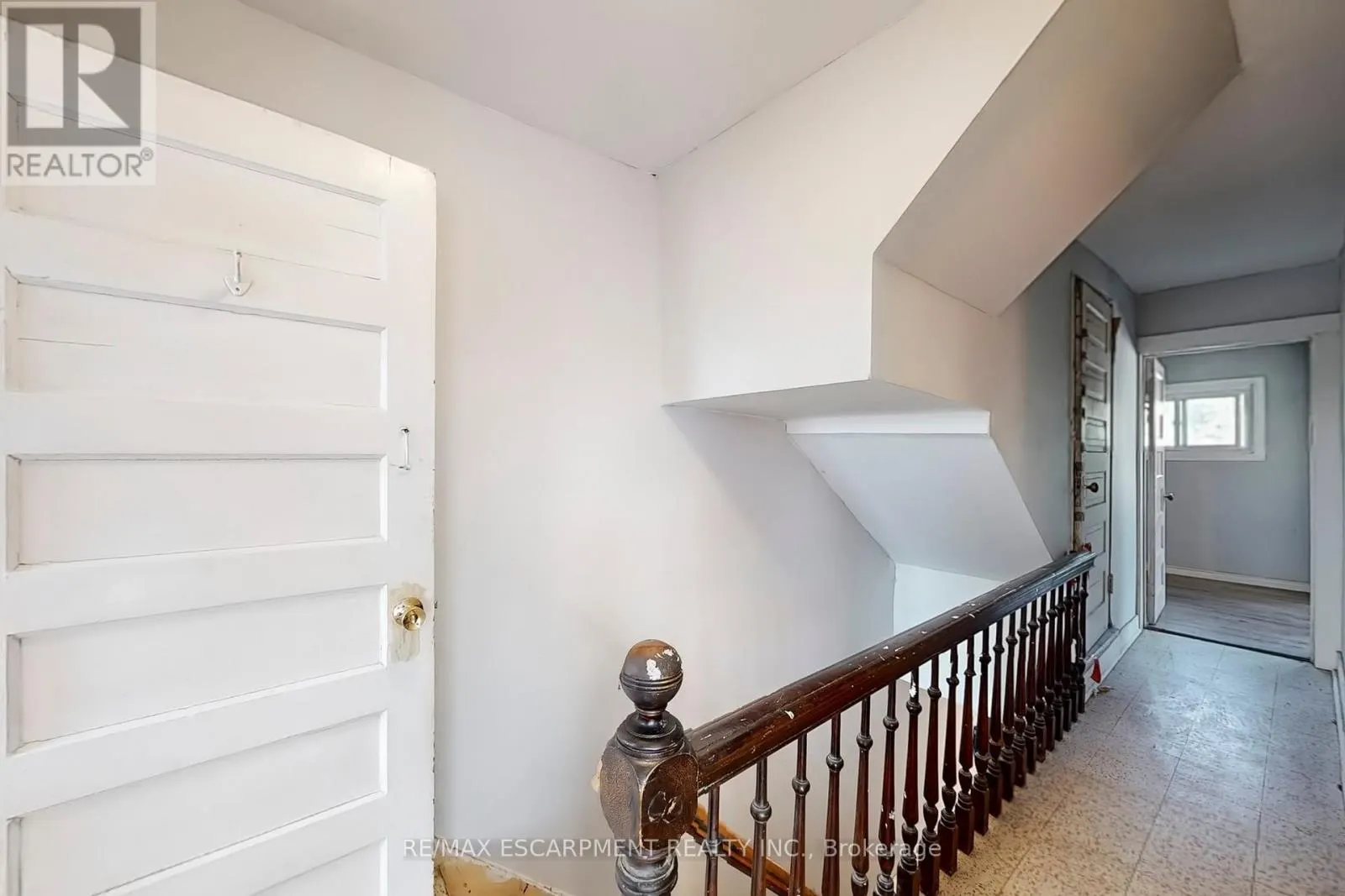 206 LOCKE STREET N