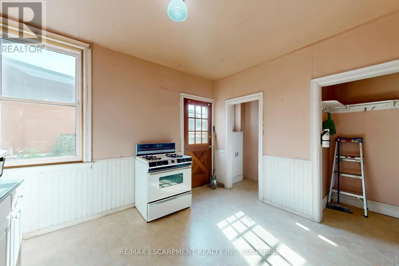 206 LOCKE STREET N