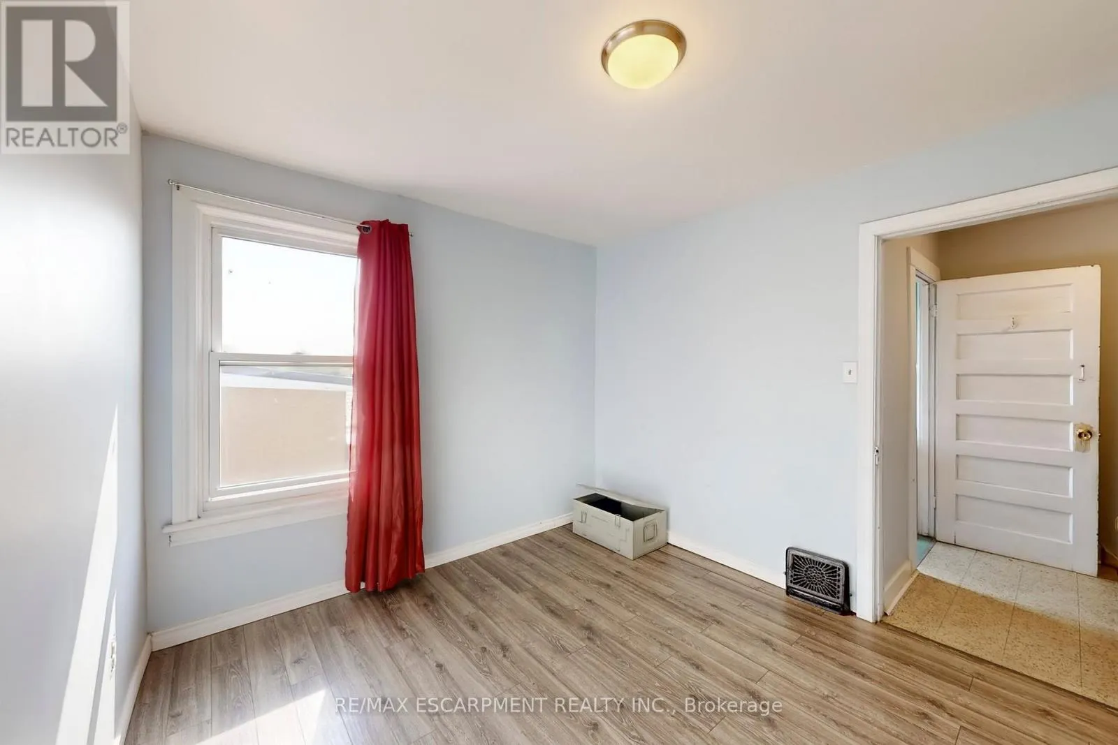 206 LOCKE STREET N