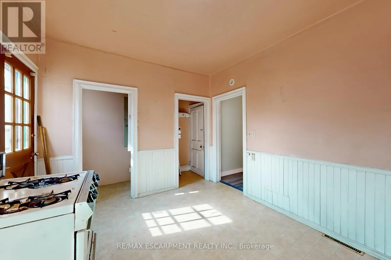 206 LOCKE STREET N