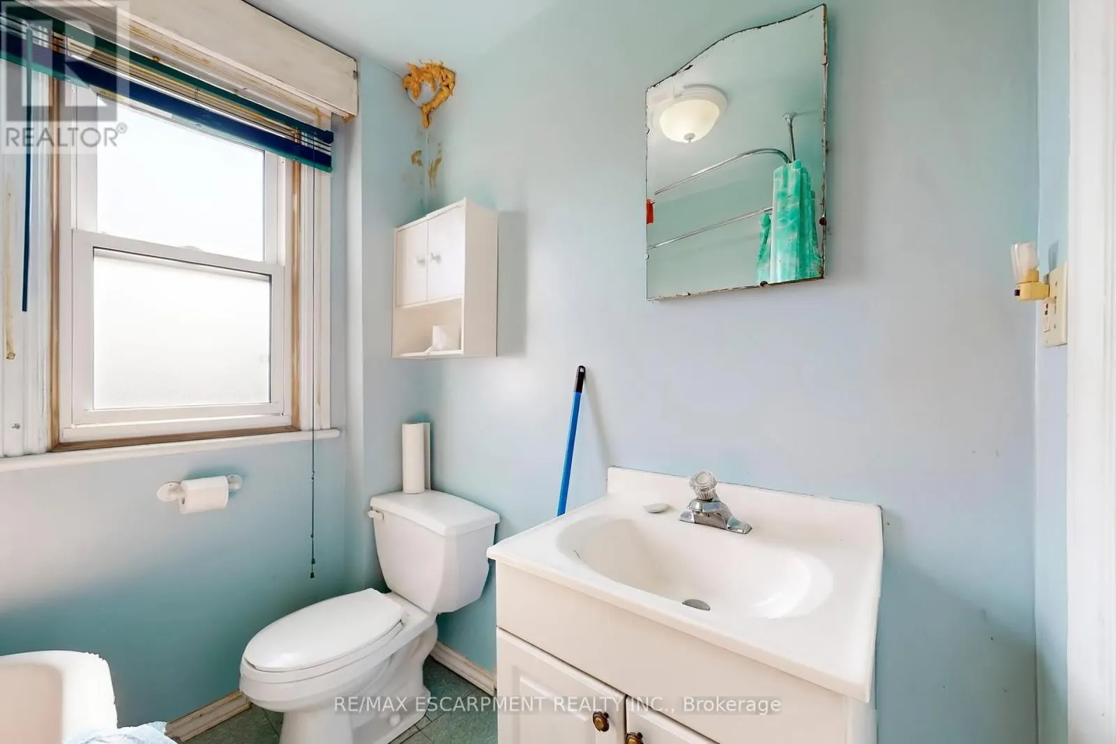 206 LOCKE STREET N