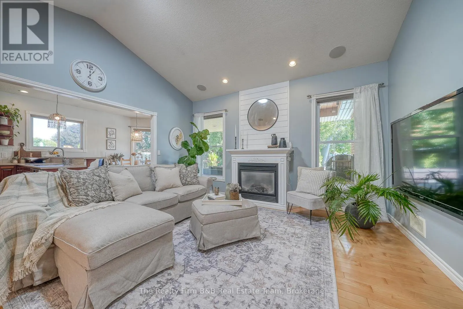 504 CRESTWOOD CRESCENT