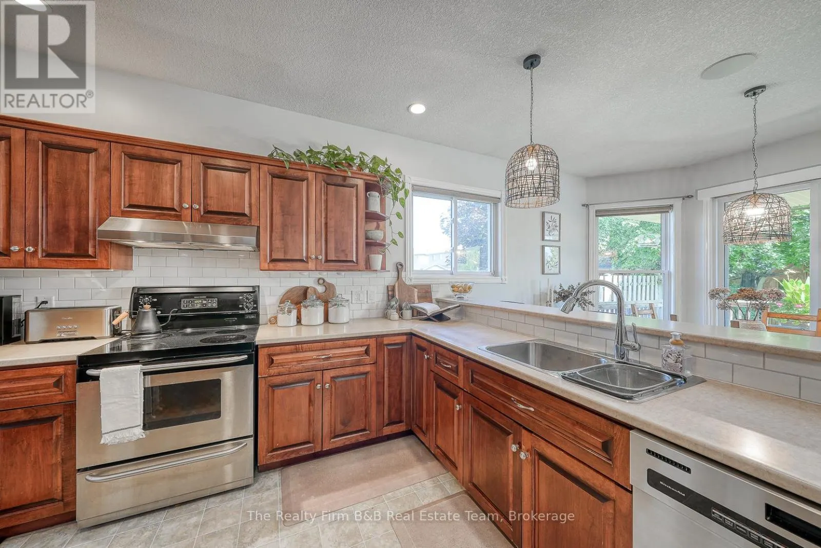 504 CRESTWOOD CRESCENT