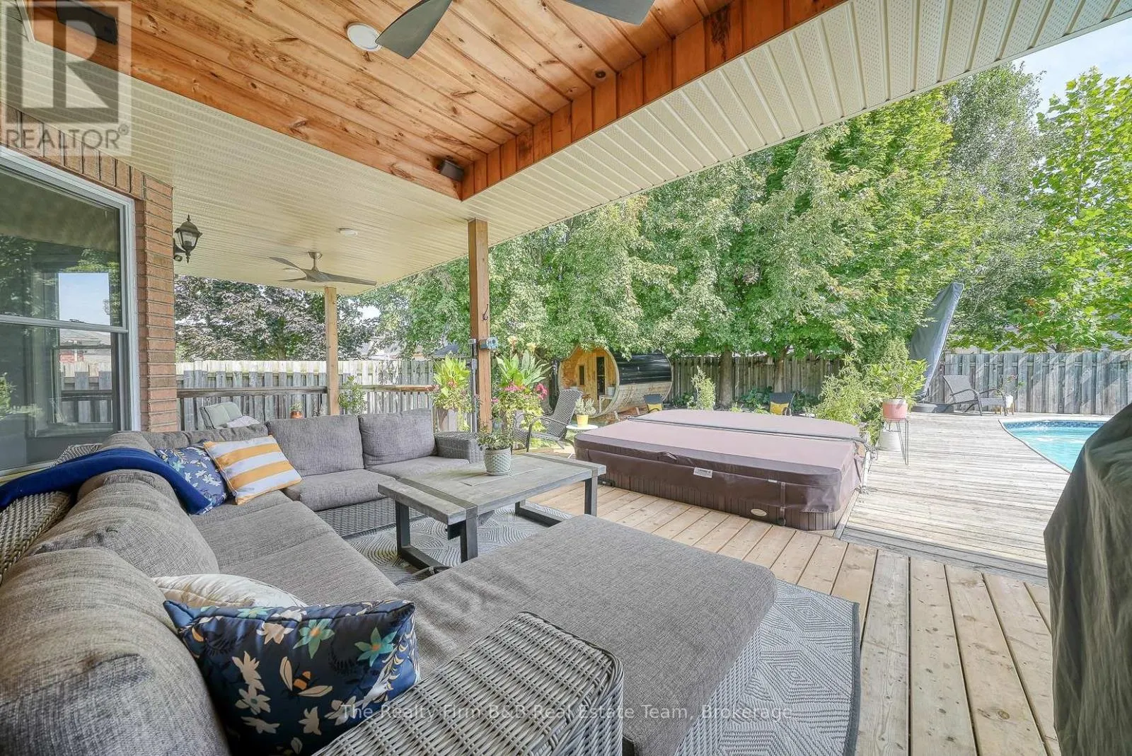 504 CRESTWOOD CRESCENT