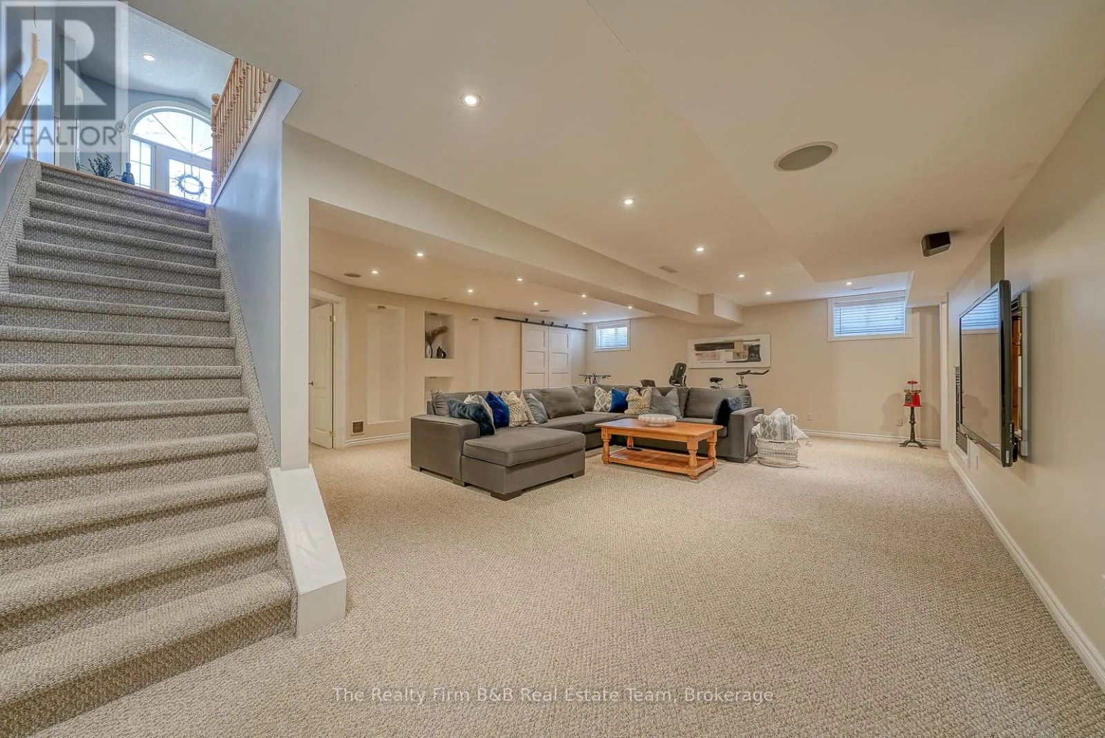 504 CRESTWOOD CRESCENT