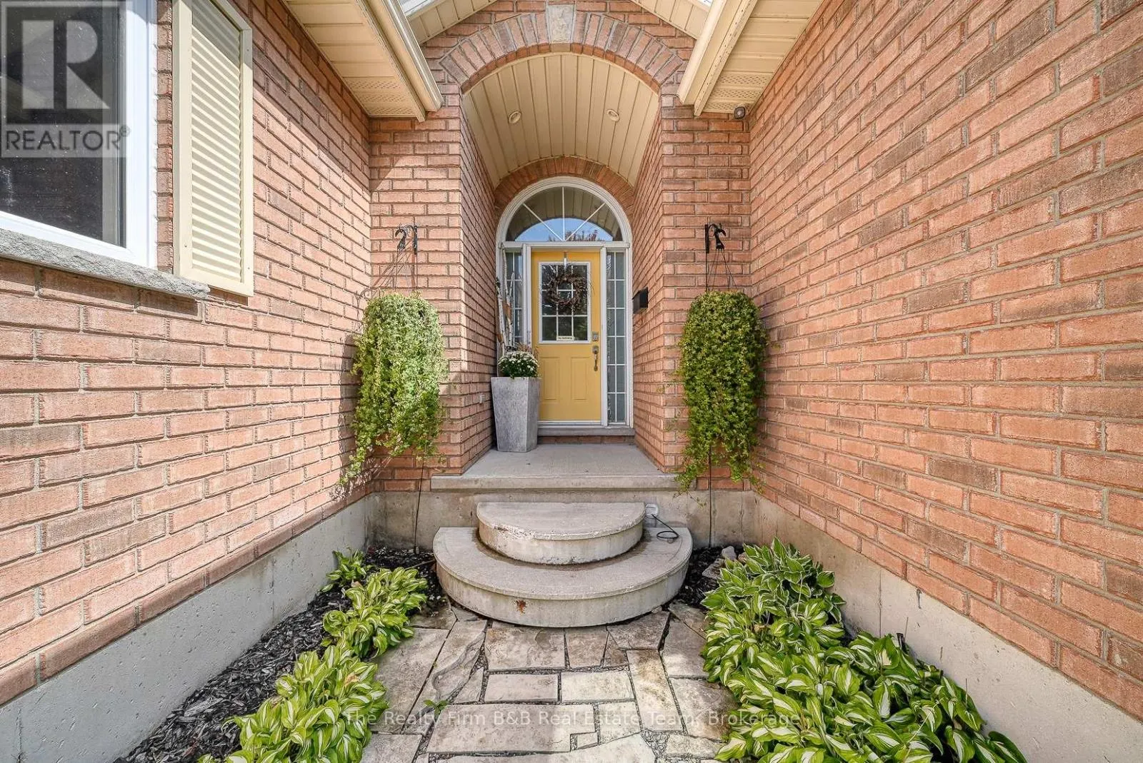 504 CRESTWOOD CRESCENT