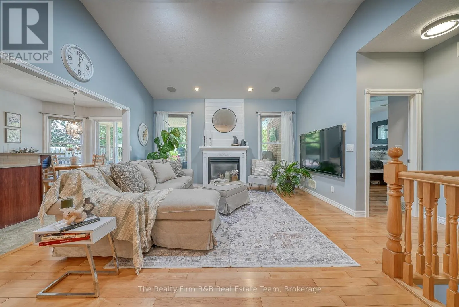 504 CRESTWOOD CRESCENT