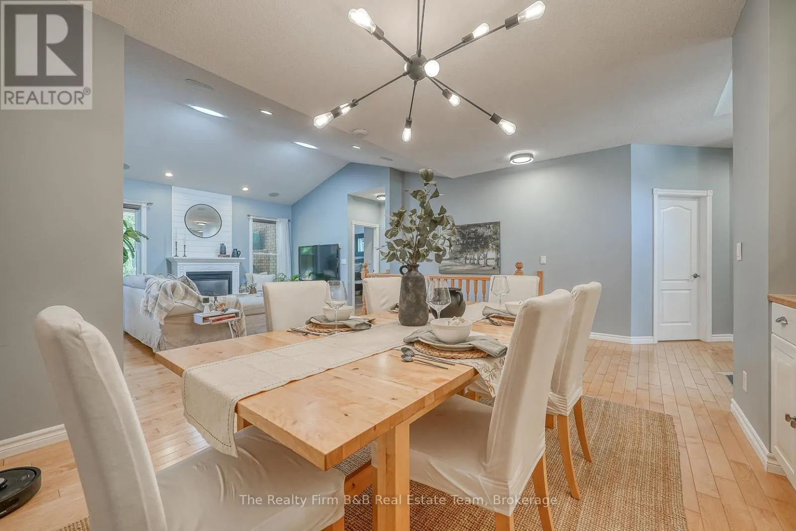 504 CRESTWOOD CRESCENT