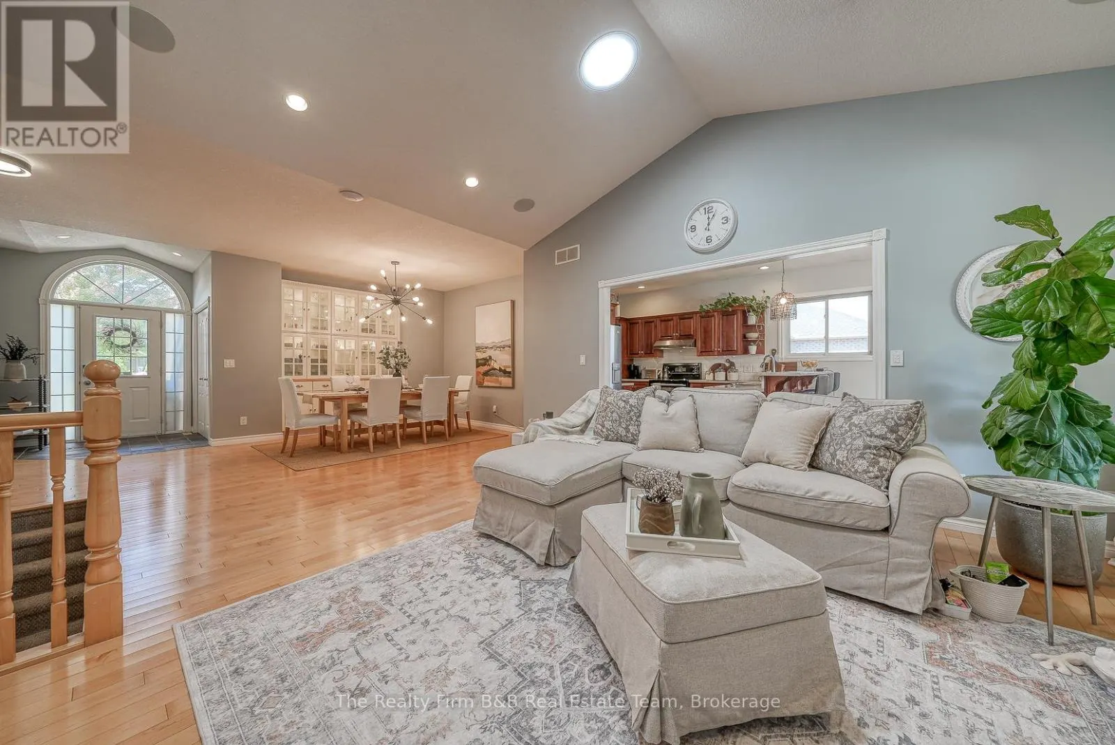504 CRESTWOOD CRESCENT