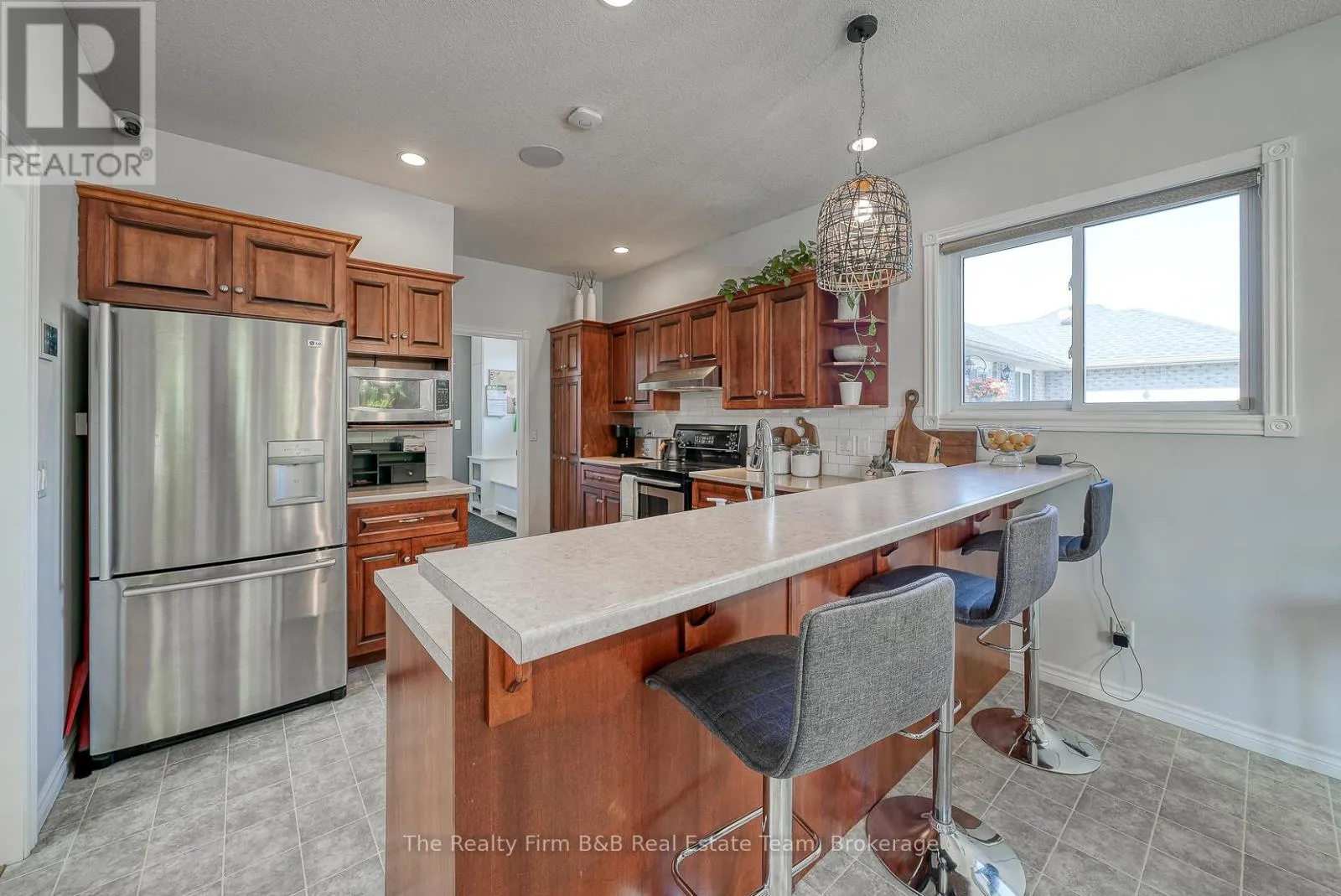 504 CRESTWOOD CRESCENT