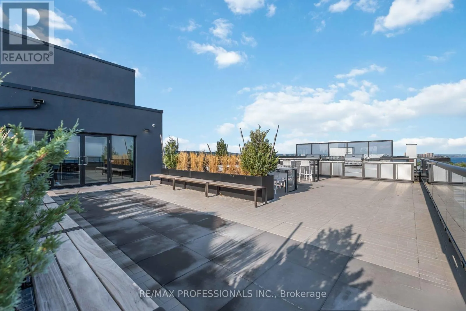 207 - 600 NORTH SERVICE ROAD