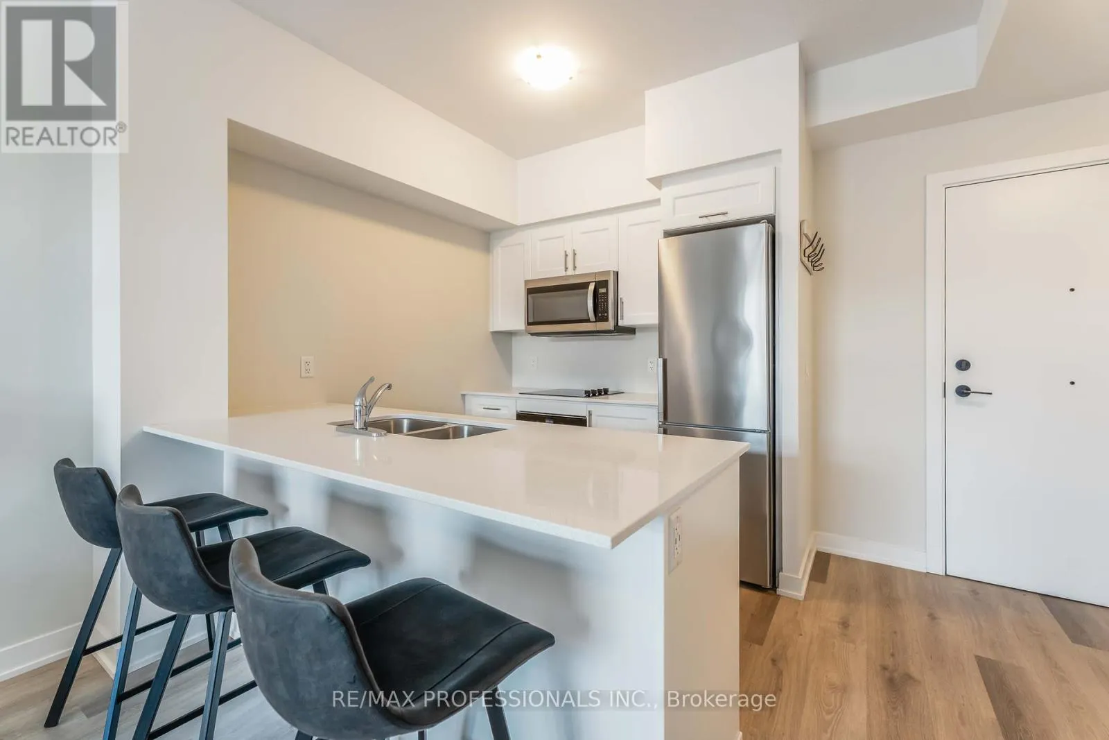 207 - 600 NORTH SERVICE ROAD