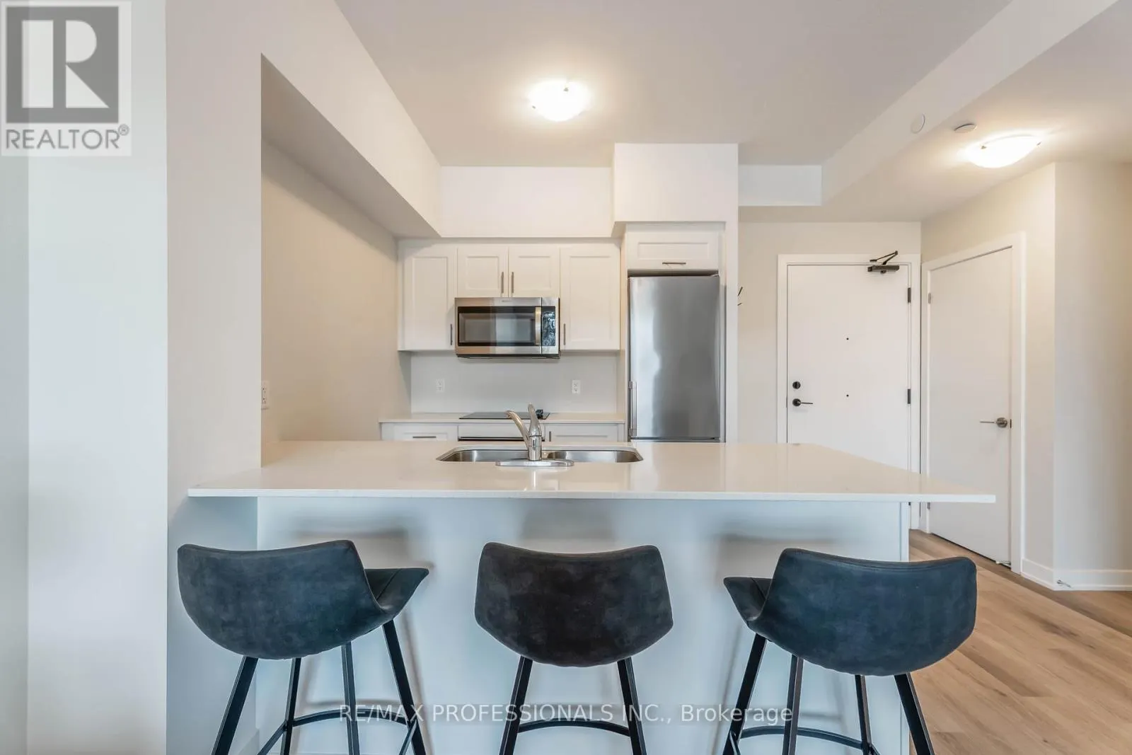 207 - 600 NORTH SERVICE ROAD