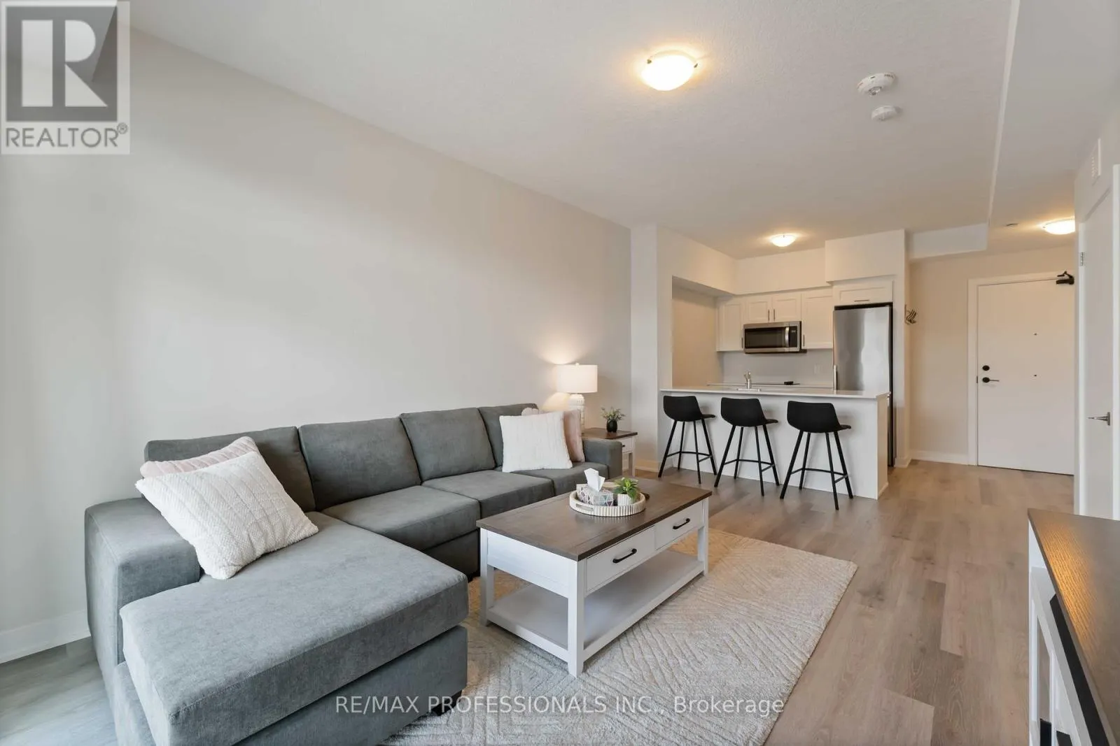 207 - 600 NORTH SERVICE ROAD
