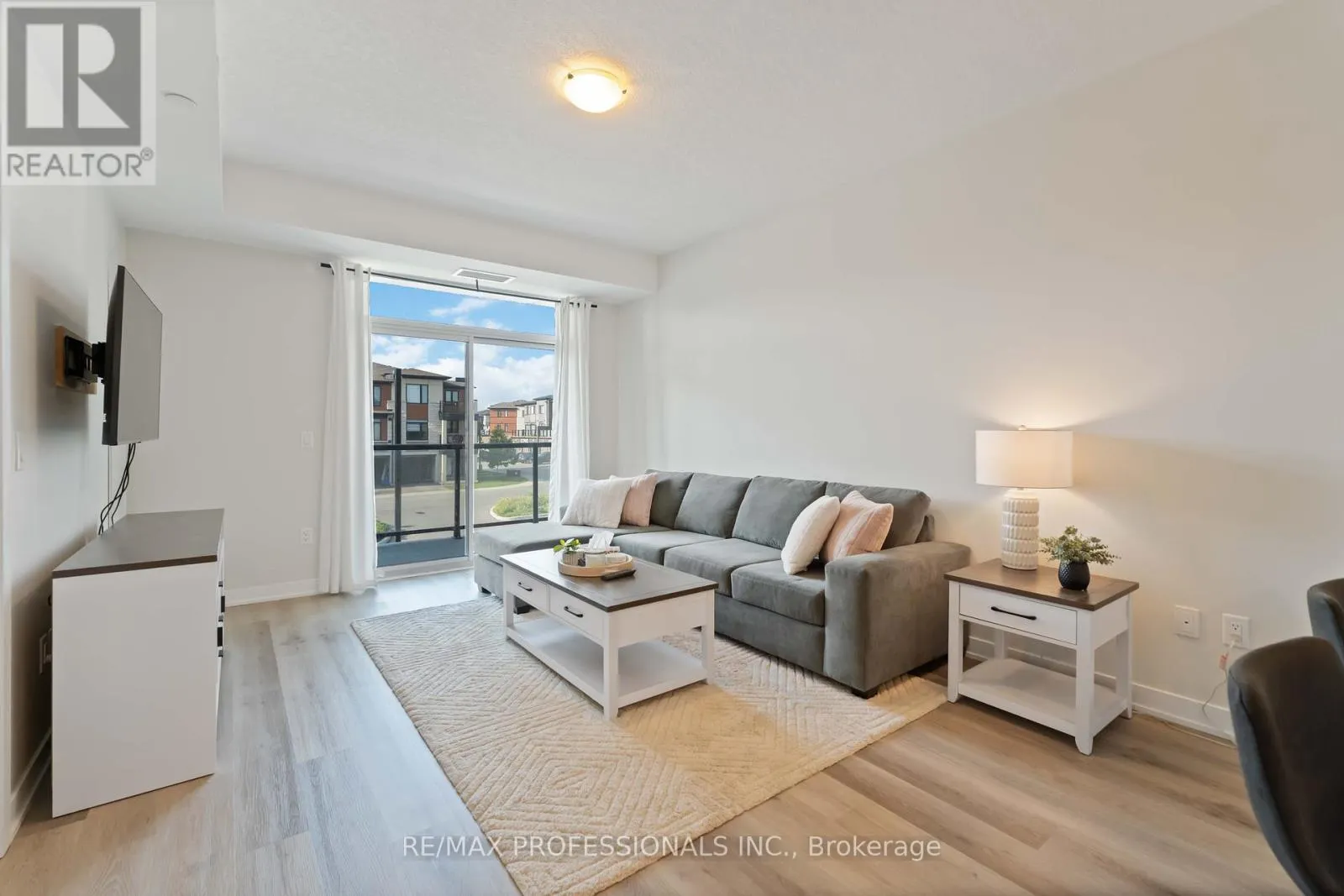 207 - 600 NORTH SERVICE ROAD