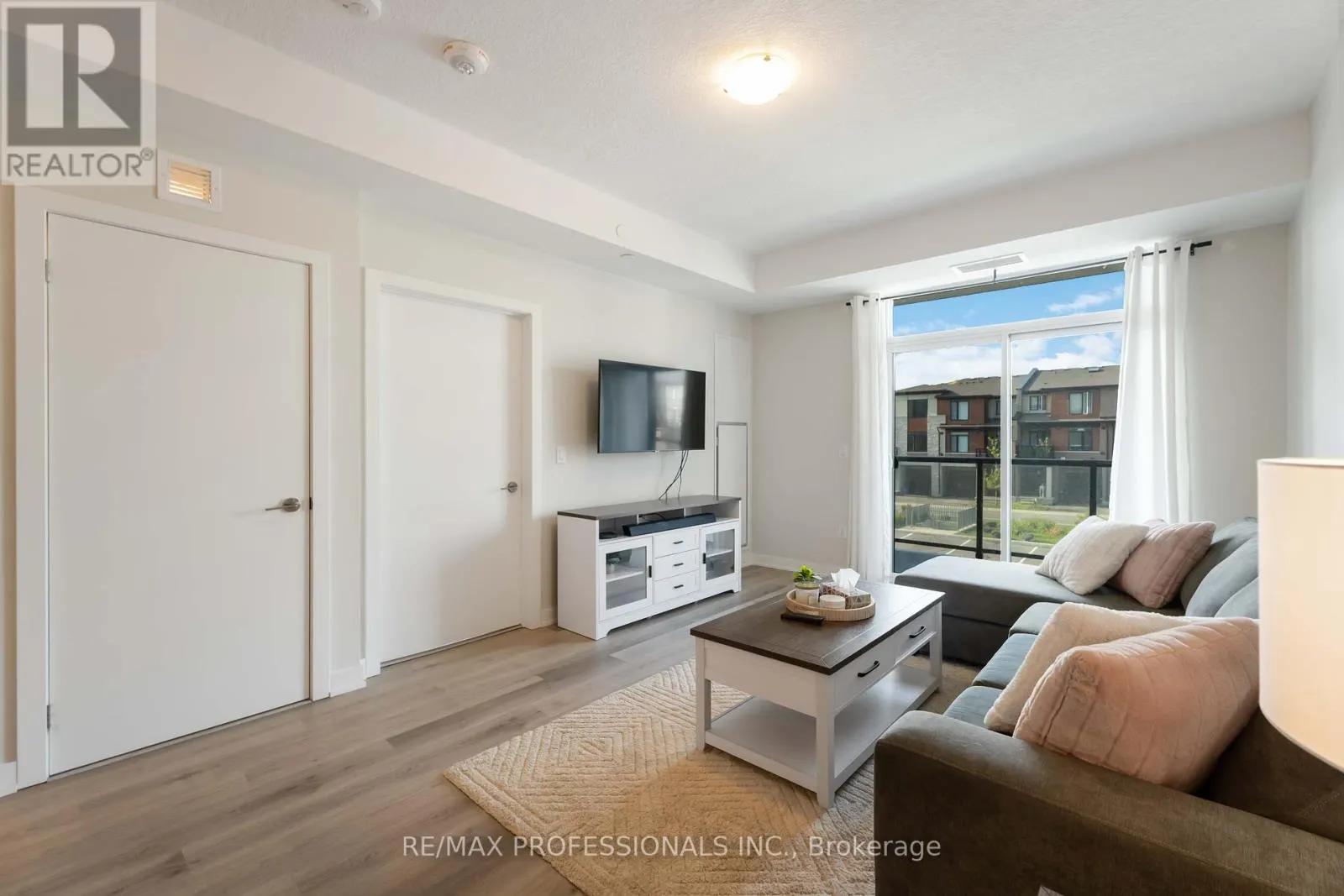 207 - 600 NORTH SERVICE ROAD