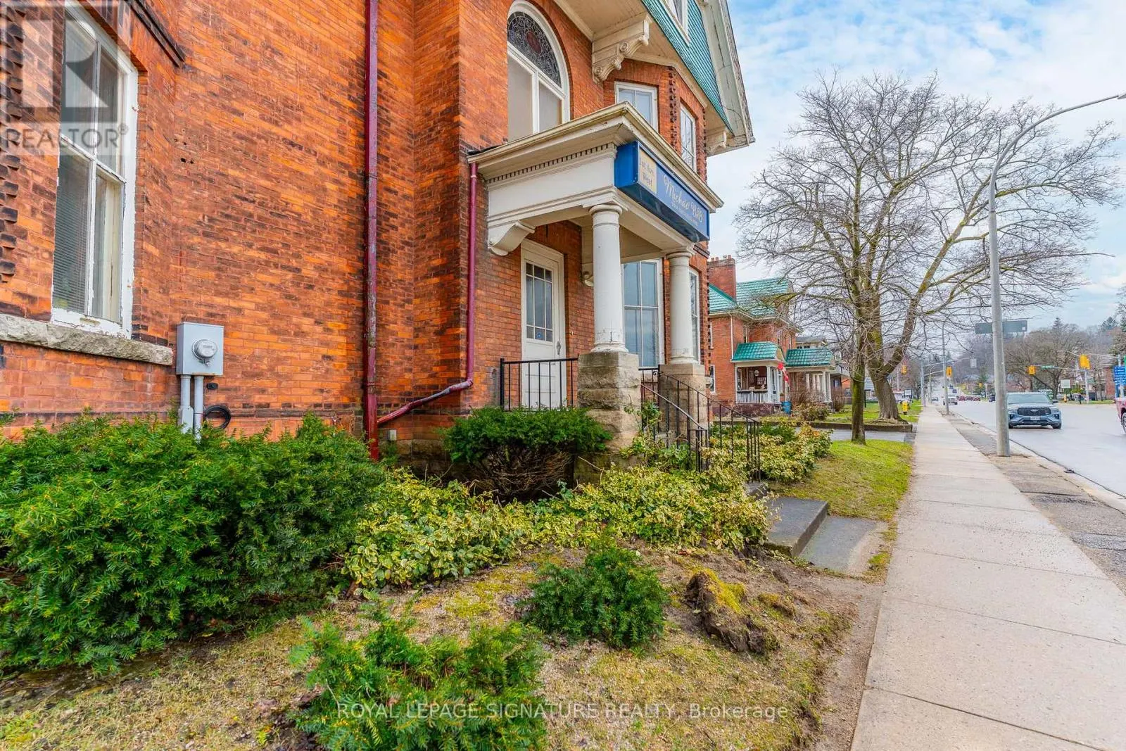 1000 1ST AVENUE W