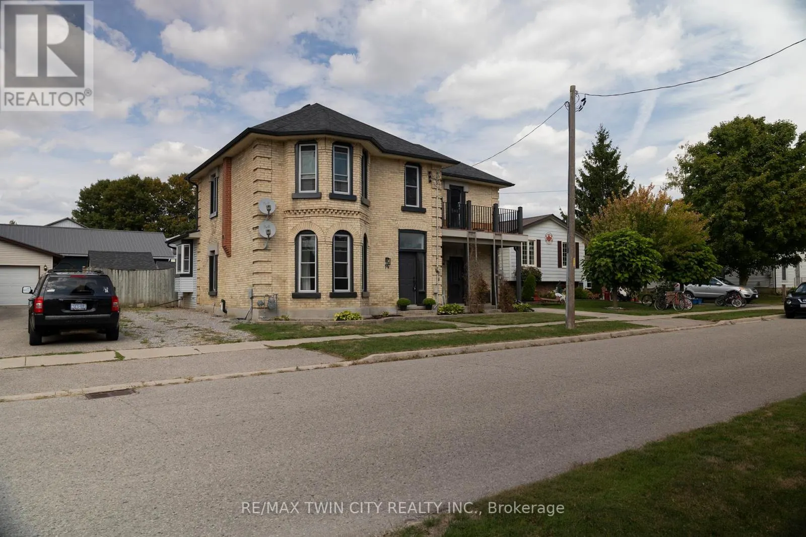 14 ELGIN STREET W