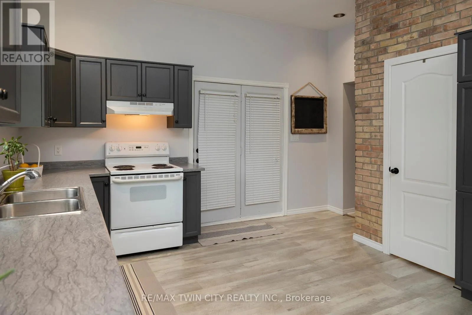 14 ELGIN STREET W