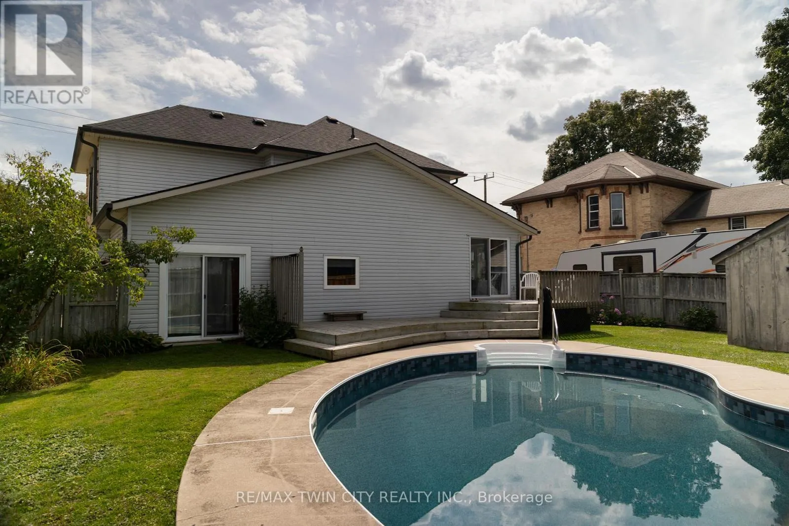 14 ELGIN STREET W