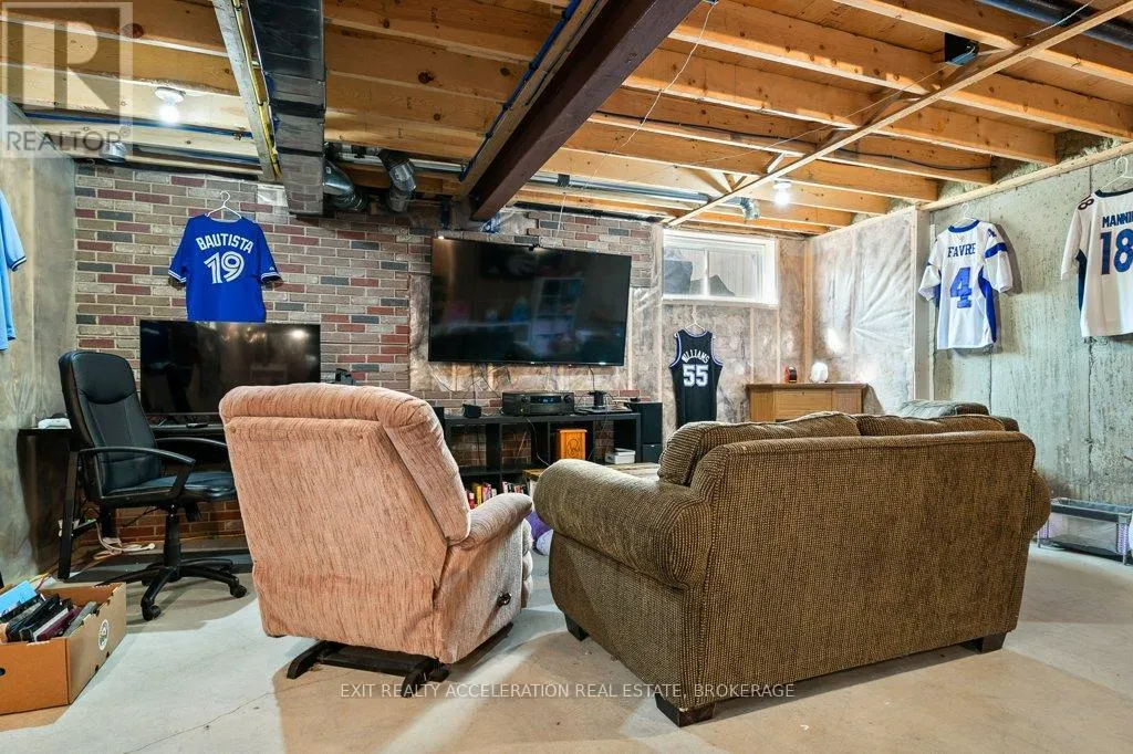 1551 DAVENPORT CRESCENT