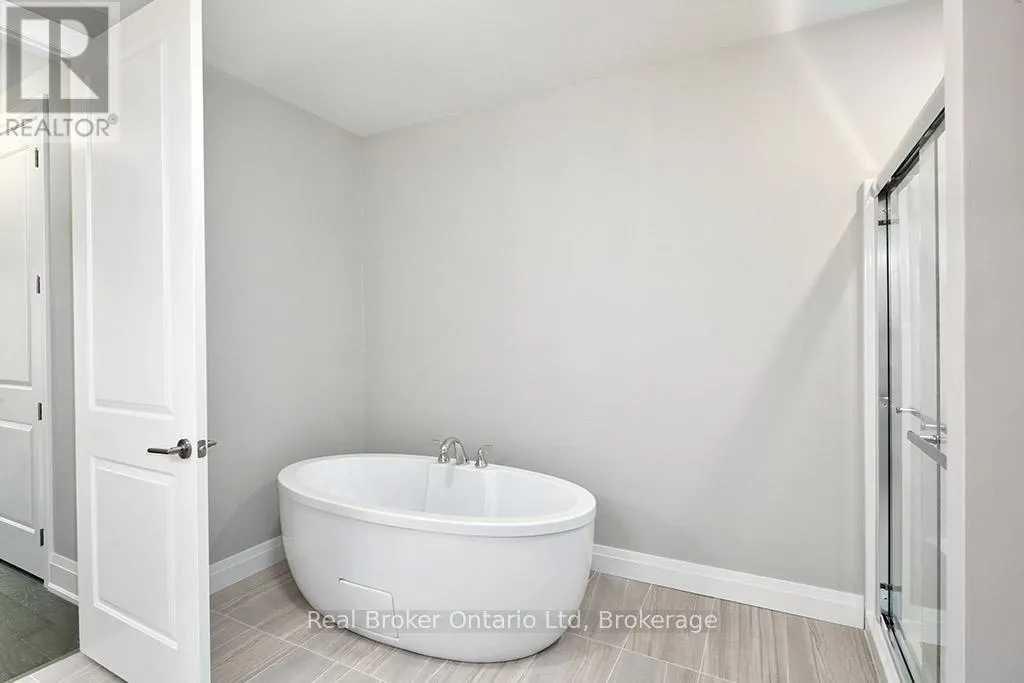 206 - 80 9TH STREET E, #206