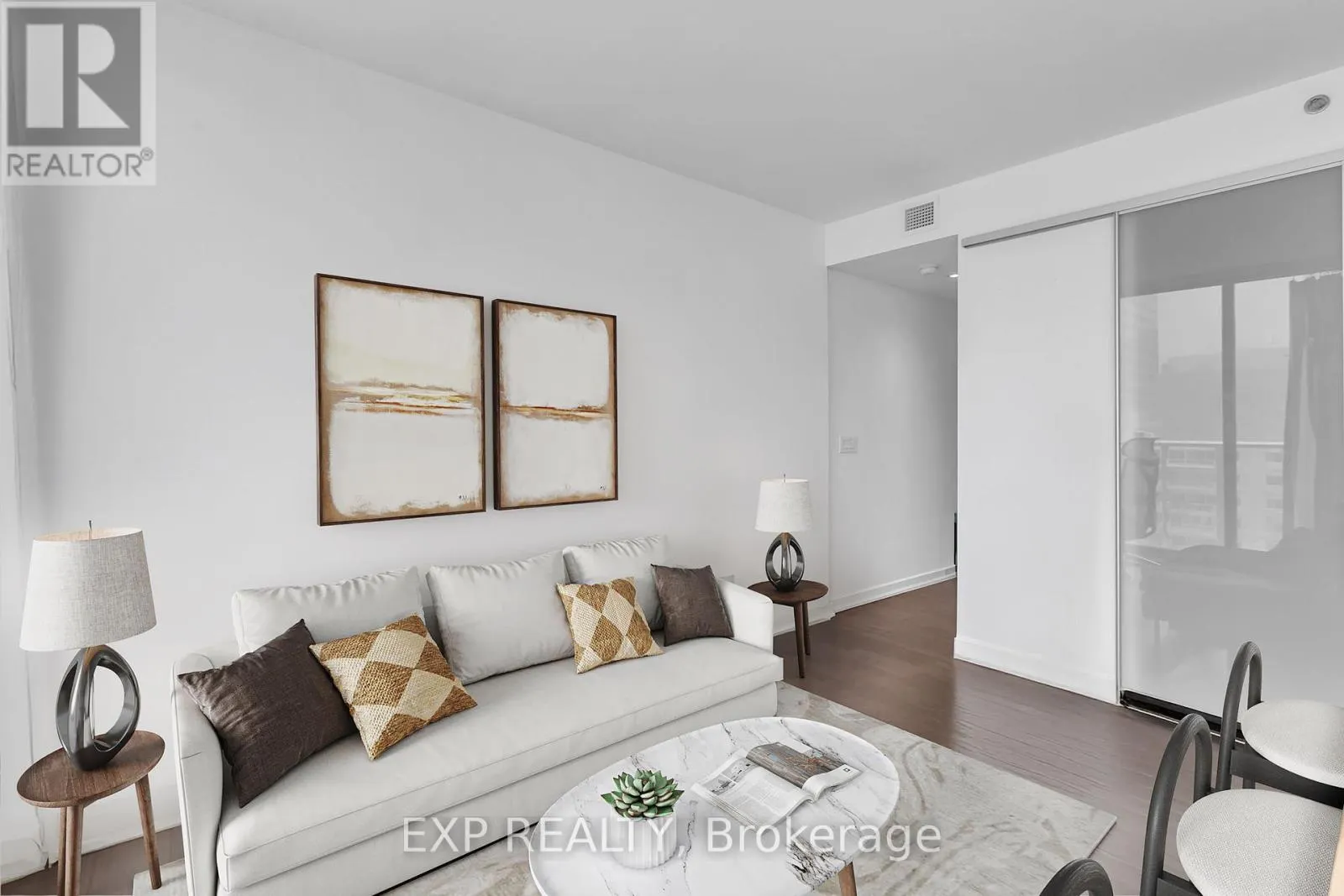 812 - 300 LISGAR STREET