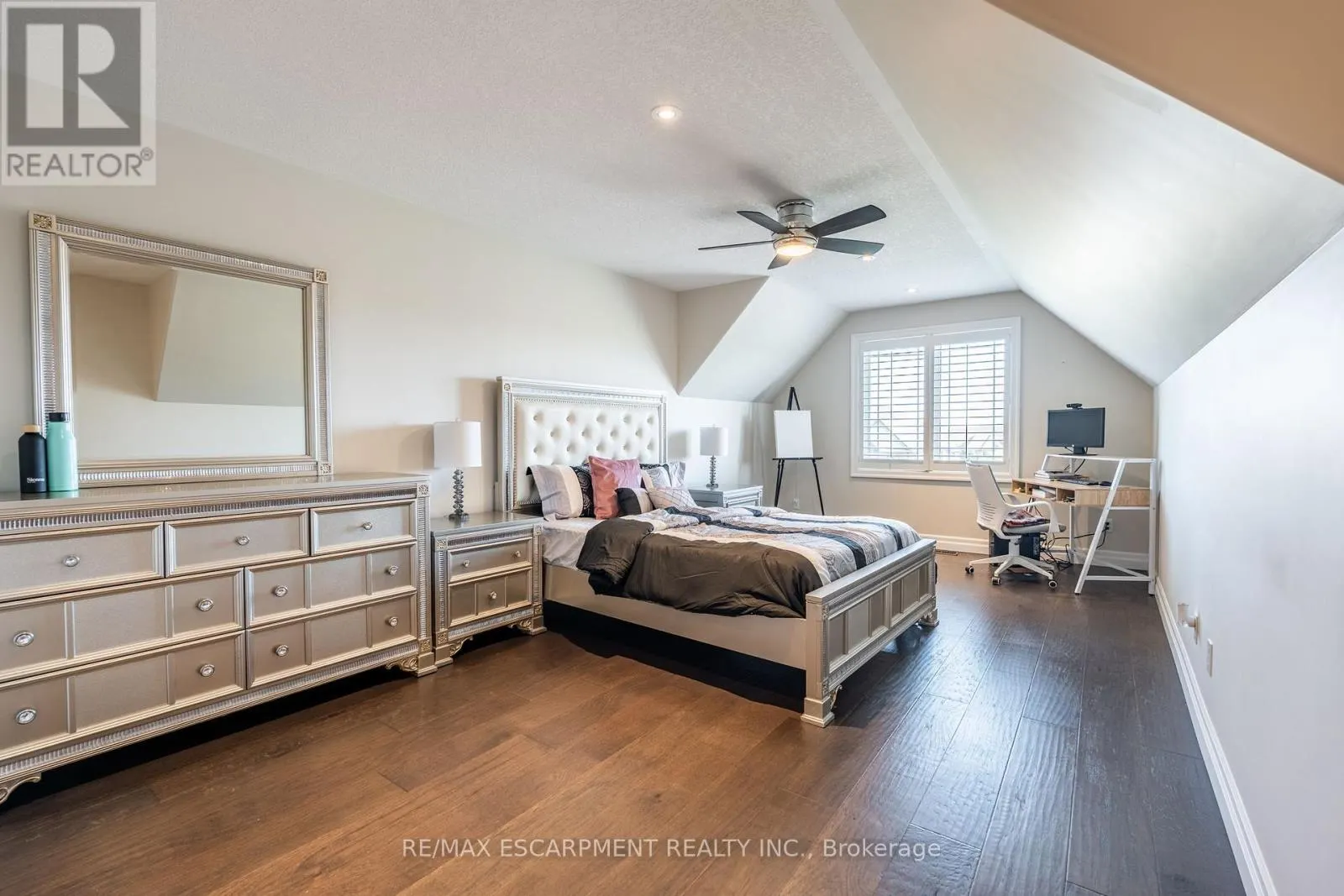 10 HARPER BOULEVARD