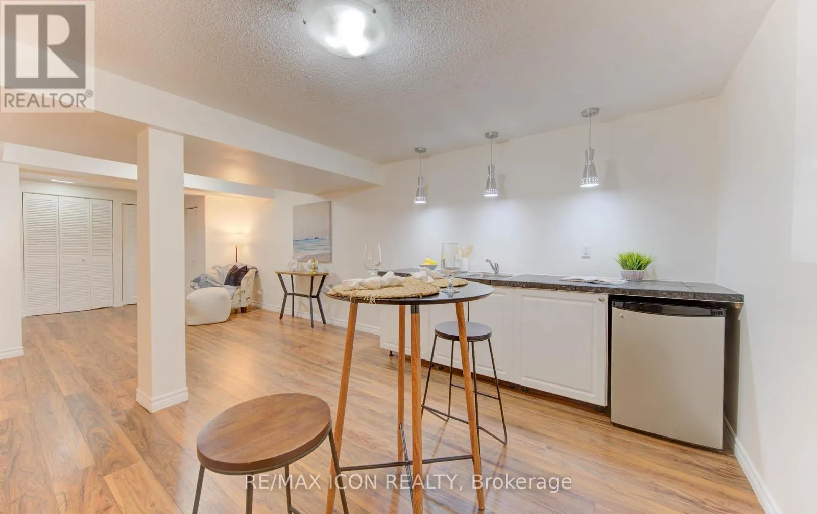 43 WINDING WAY