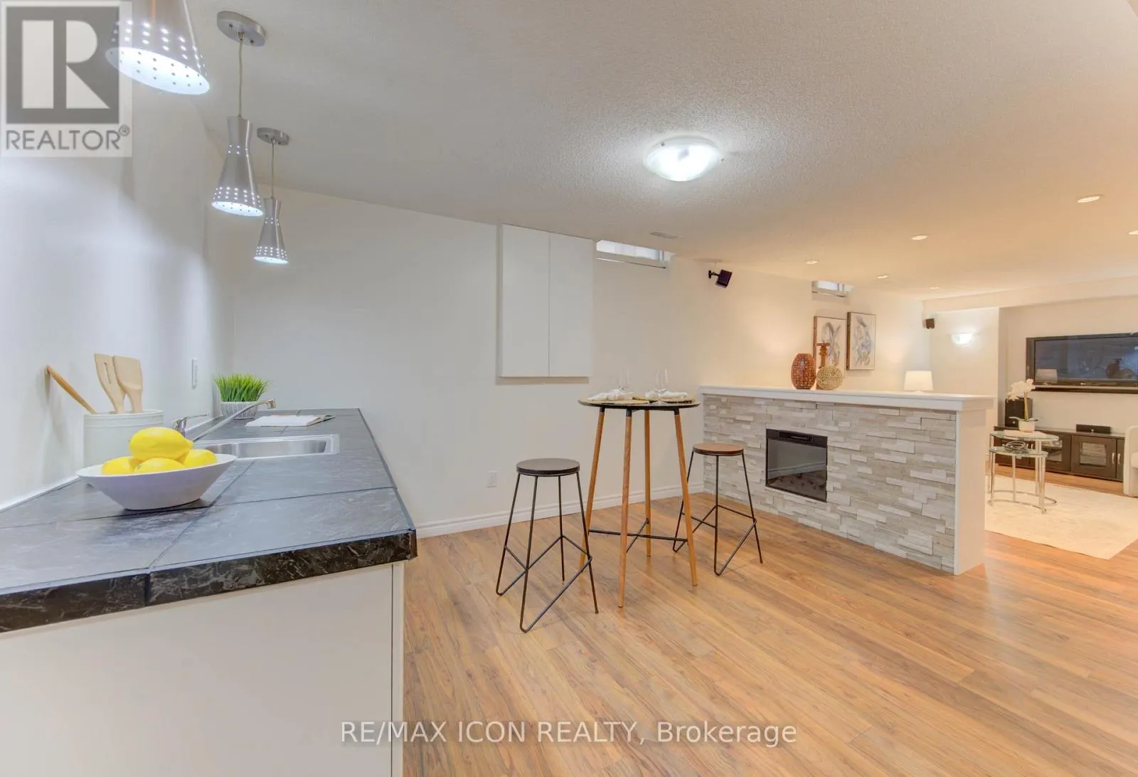 43 WINDING WAY